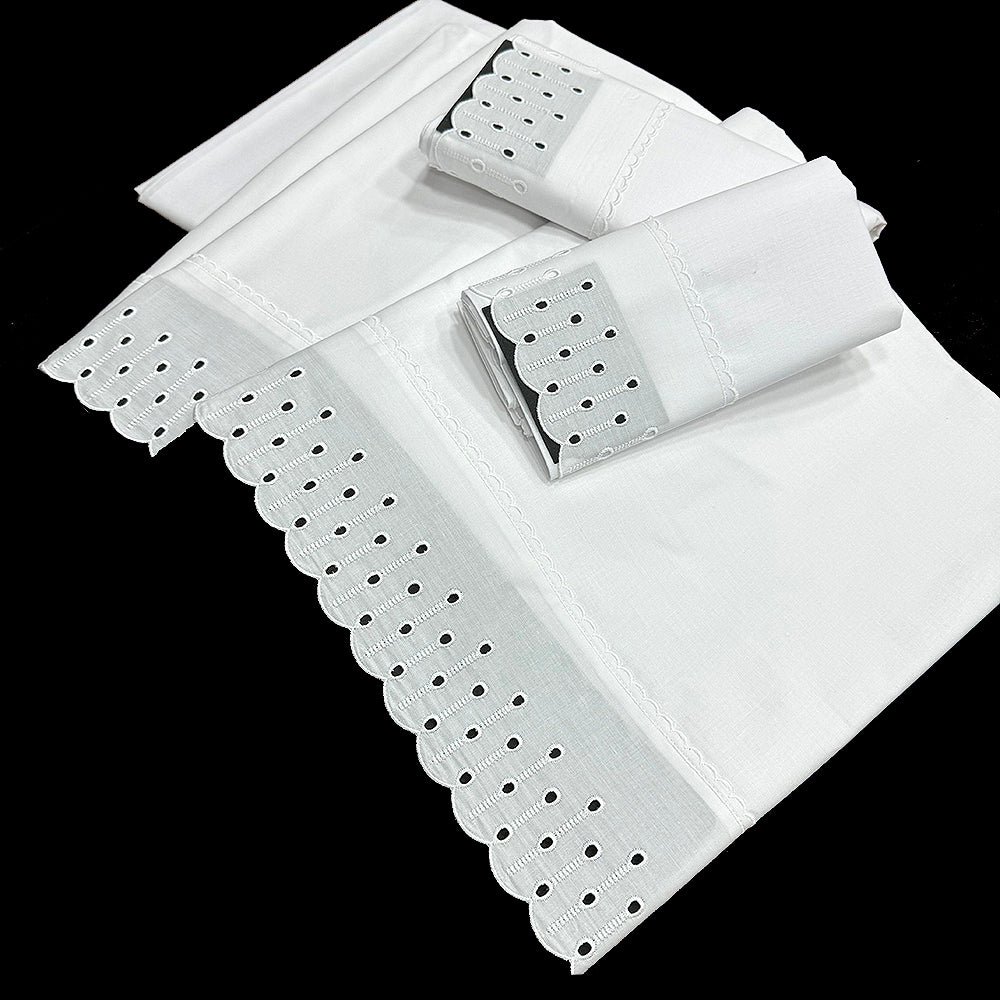 Sábanas blancas con puntilla bordada lágrimas