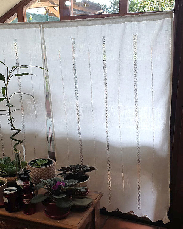 Cortina de hilo bordada con vainicas anchas "frailes" en vertical terminada en ondas