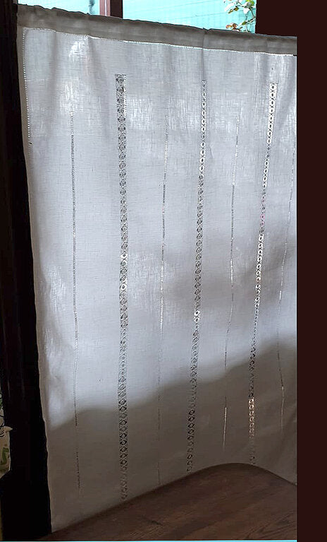 Cortina de hilo bordada con vainicas anchas "frailes" en vertical terminada en ondas
