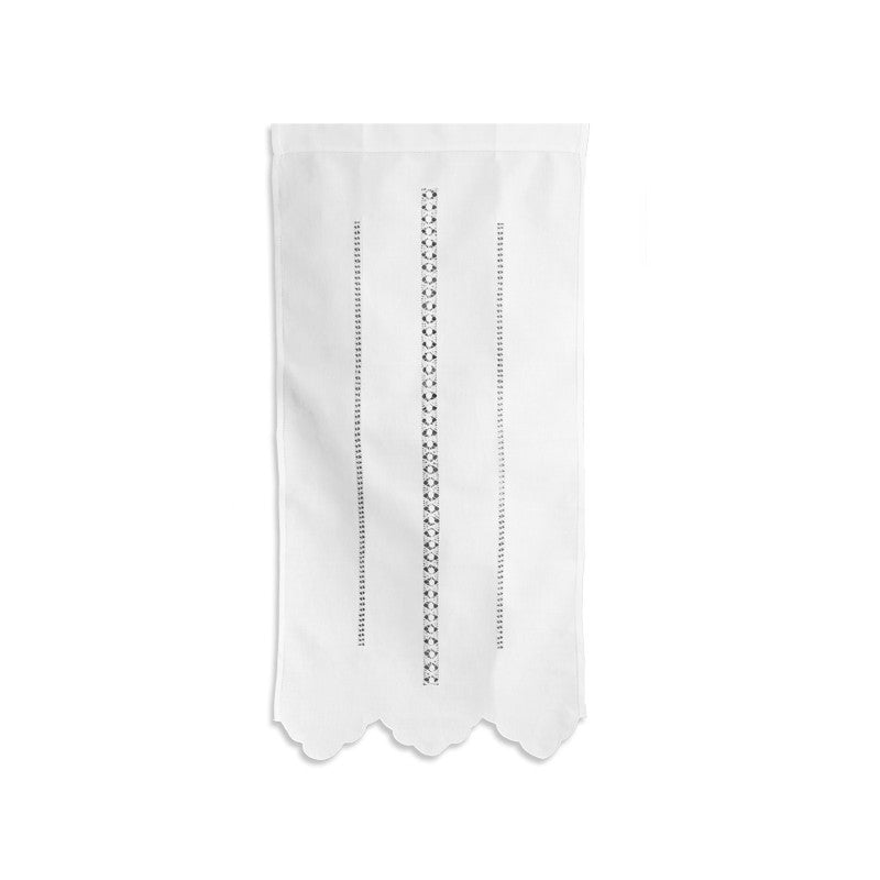 Cortina de hilo bordada con vainicas anchas "frailes" en vertical terminada en ondas