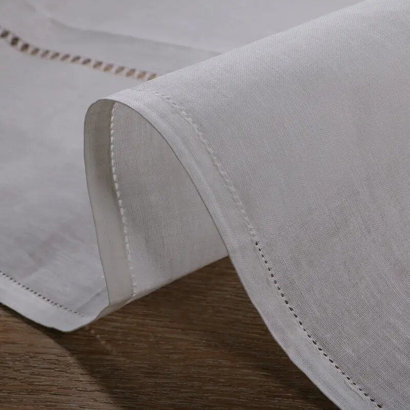 Cortina de hilo bordada con vainicas anchas "frailes" en vertical terminada en ondas