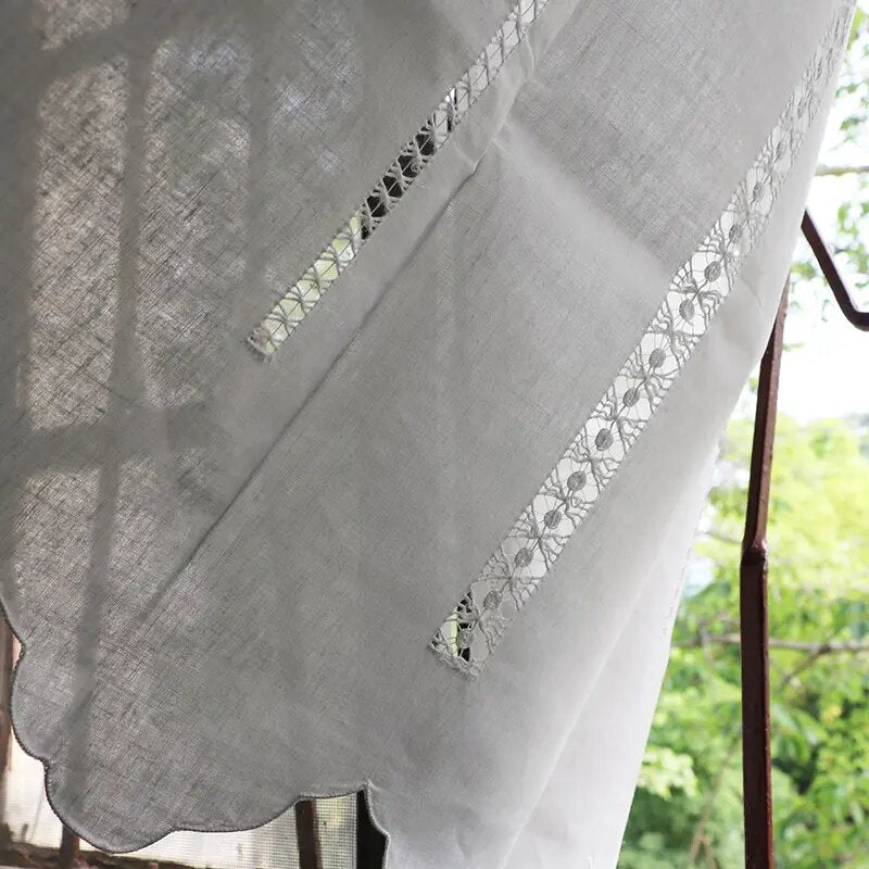 Cortina de hilo bordada con vainicas anchas "frailes" en vertical terminada en ondas