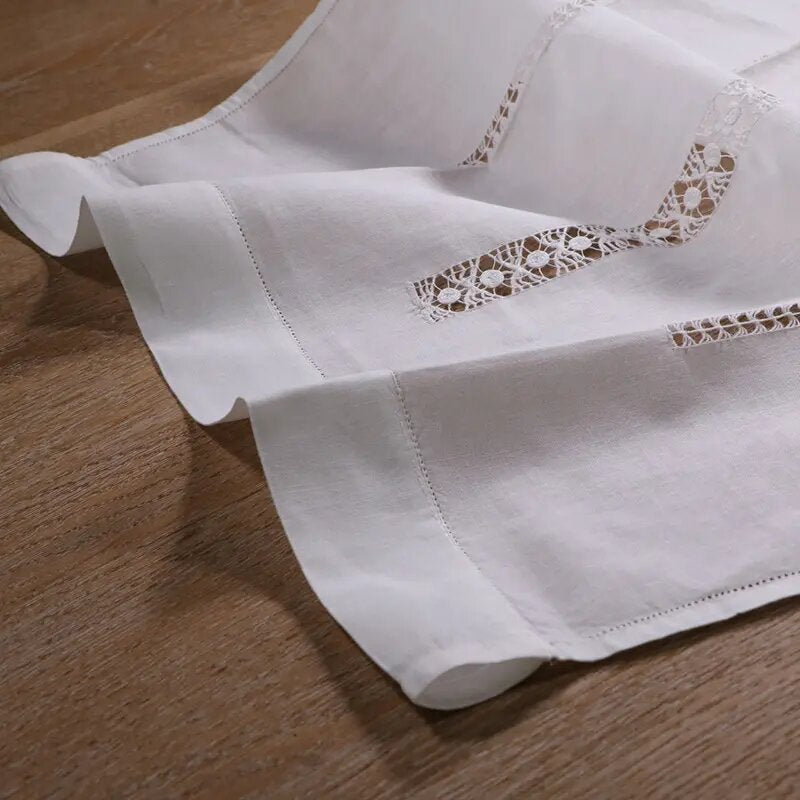 Cortina de hilo bordada con vainicas anchas "frailes" en vertical terminada en ondas