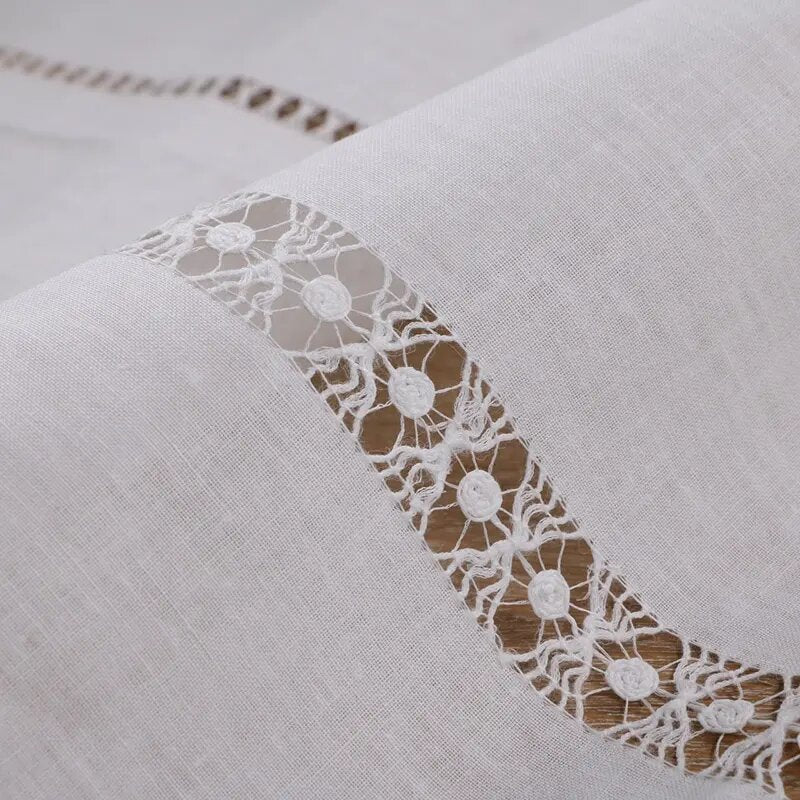 Cortina de hilo bordada con vainicas anchas "frailes" en vertical terminada en ondas