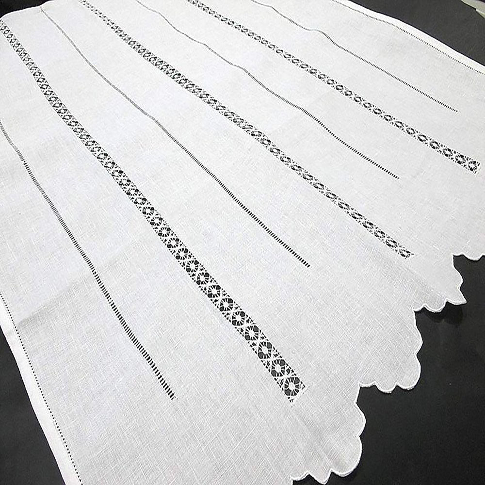 Cortina de hilo bordada con vainicas anchas "frailes" en vertical terminada en ondas