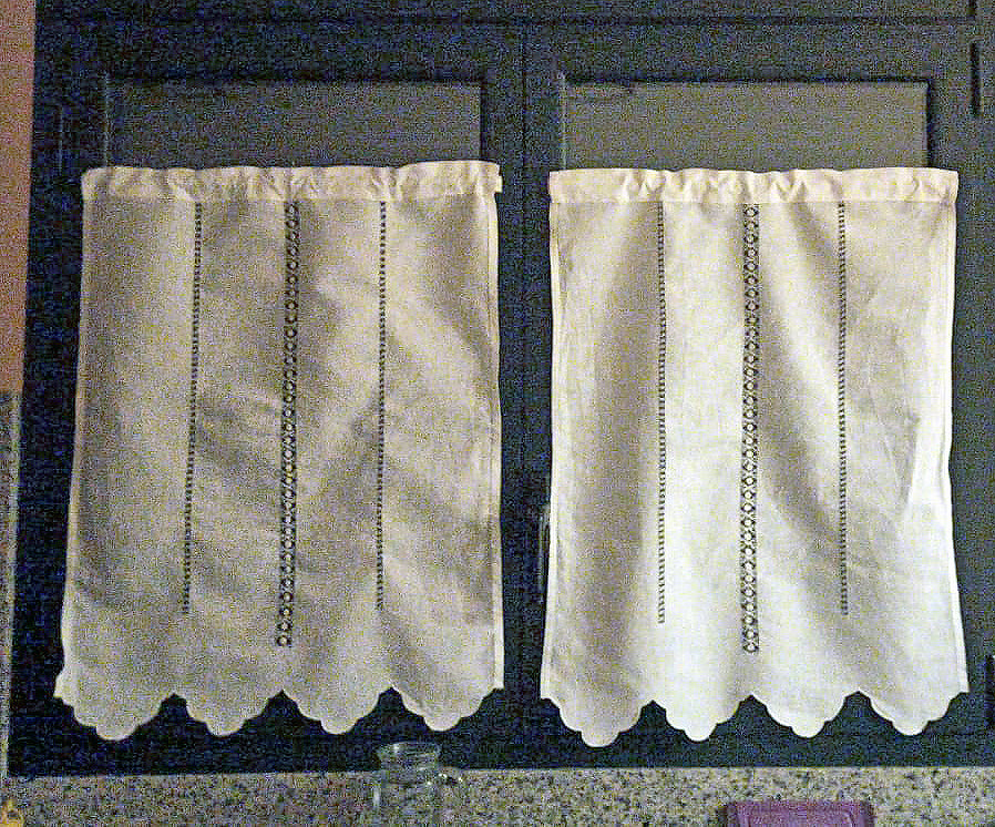 Cortina de hilo bordada con vainicas anchas "frailes" en vertical terminada en ondas