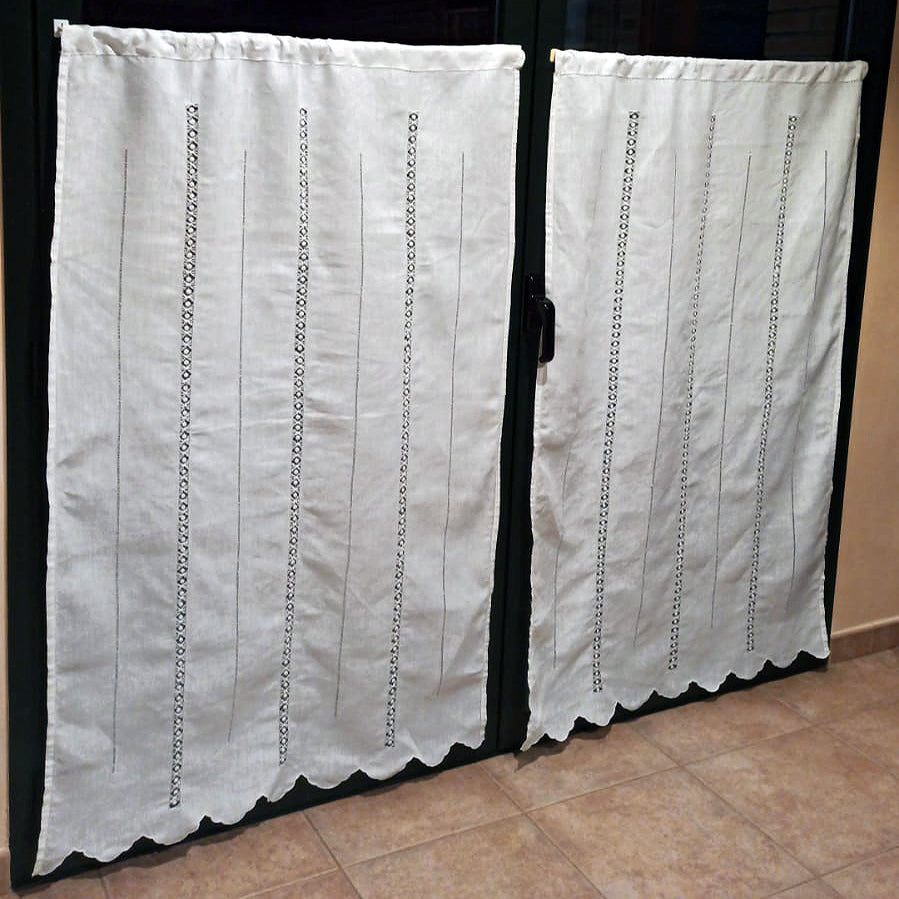 Cortina de hilo bordada con vainicas anchas "frailes" en vertical terminada en ondas