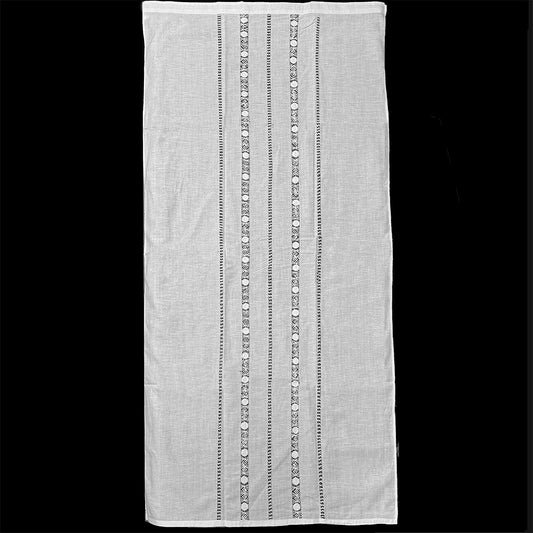 Cortina de hilo y algodón con con vainicas anchas tipo “frailes amarrados” bordadas, terminación recta.