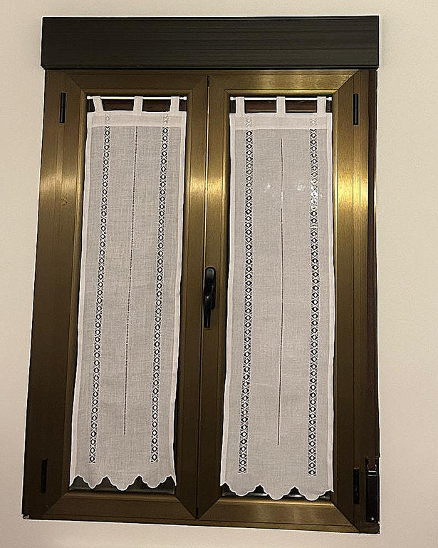 Cortina de hilo bordada con vainicas anchas "frailes" en vertical terminada en ondas