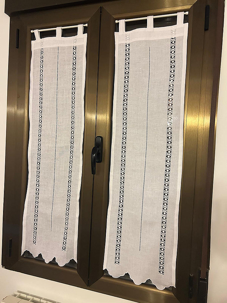 Cortina de hilo bordada con vainicas anchas "frailes" en vertical terminada en ondas