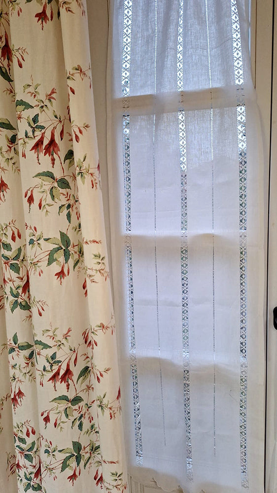Cortina de hilo bordada con vainicas anchas "frailes" en vertical terminada en ondas