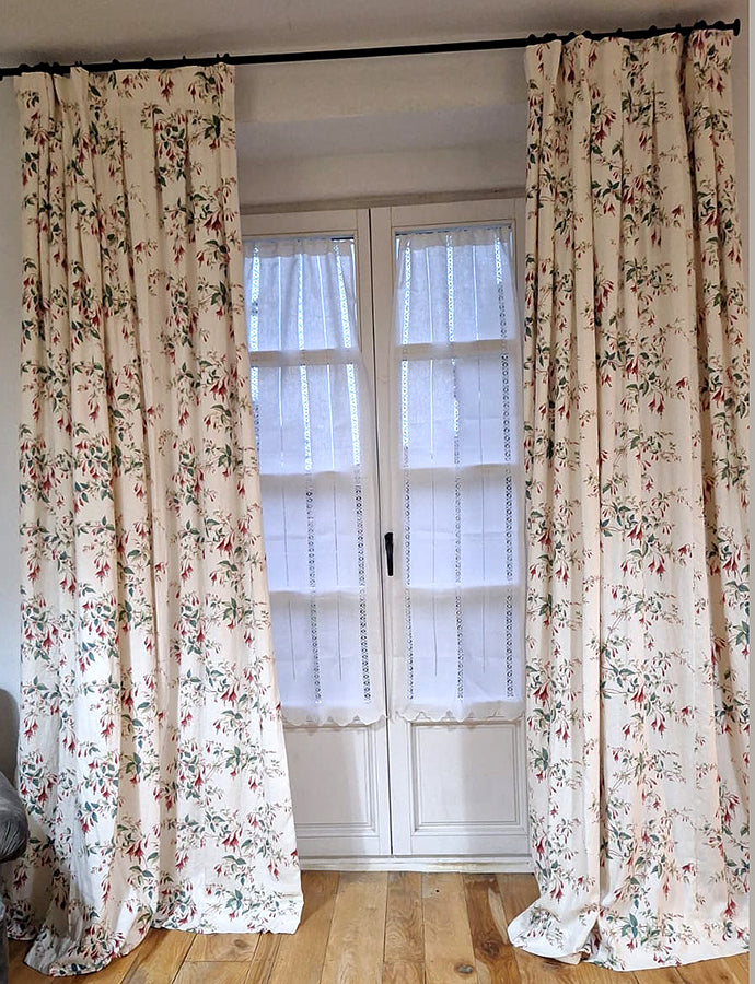 Cortina de hilo bordada con vainicas anchas "frailes" en vertical terminada en ondas