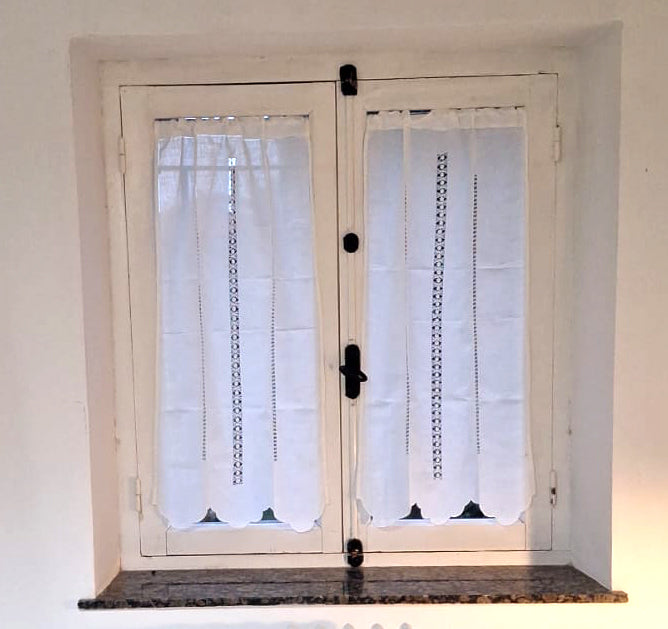 Cortina de hilo bordada con vainicas anchas "frailes" en vertical terminada en ondas