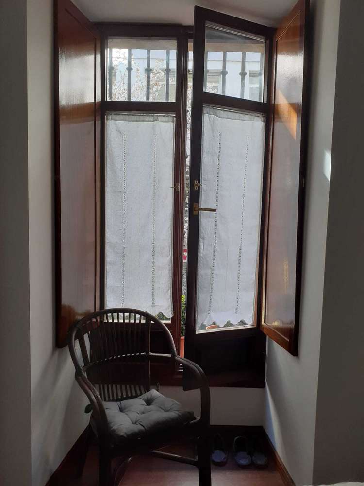 Cortina de hilo bordada con vainicas anchas "frailes" en vertical terminada en ondas