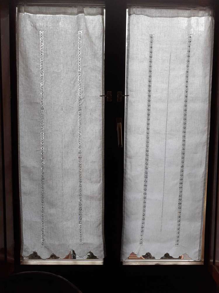 Cortina de hilo bordada con vainicas anchas "frailes" en vertical terminada en ondas