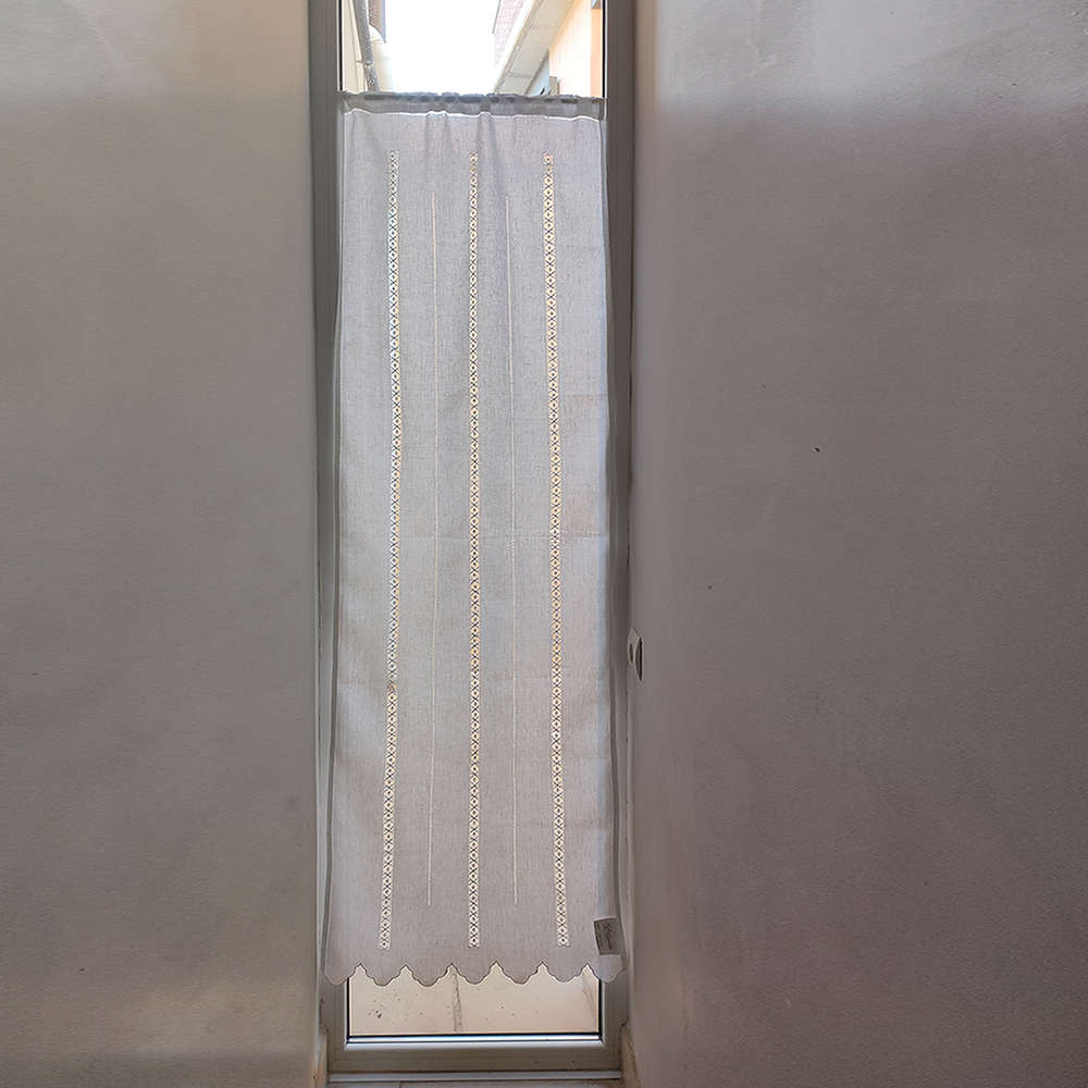 Cortina de hilo bordada con vainicas anchas "frailes" en vertical terminada en ondas