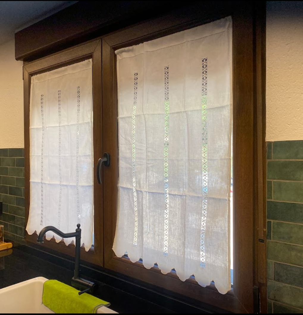 Cortina de hilo bordada con vainicas anchas "frailes" en vertical terminada en ondas