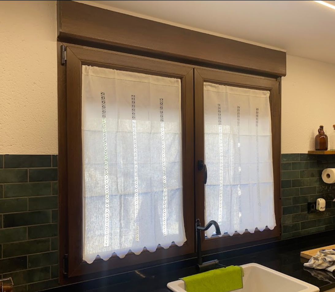 Cortina de hilo bordada con vainicas anchas "frailes" en vertical terminada en ondas