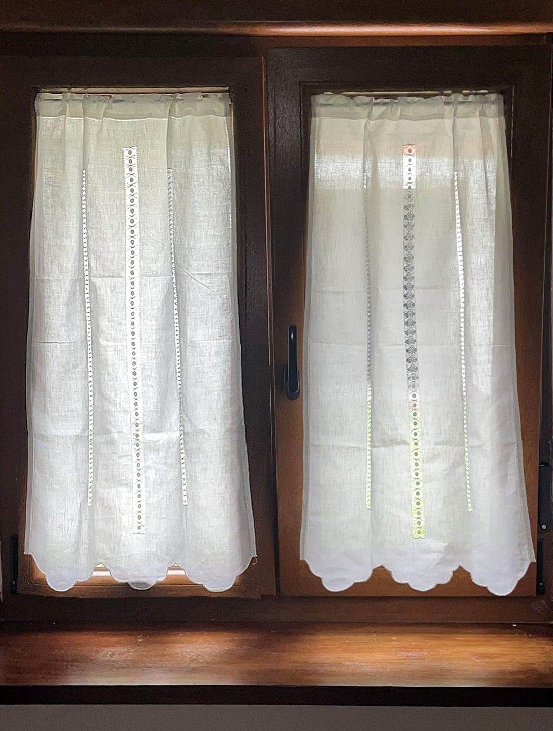 Cortina de hilo bordada con vainicas anchas "frailes" en vertical terminada en ondas