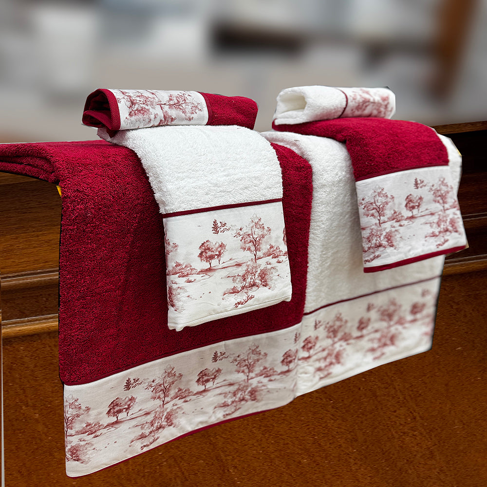 Juego de toallas doble, diseño Toile Jouy bosque combinando colores granate/blanco.