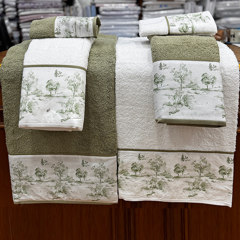 Juego de toallas doble, diseño Toile Jouy bosque combinando colores verde y blanco.