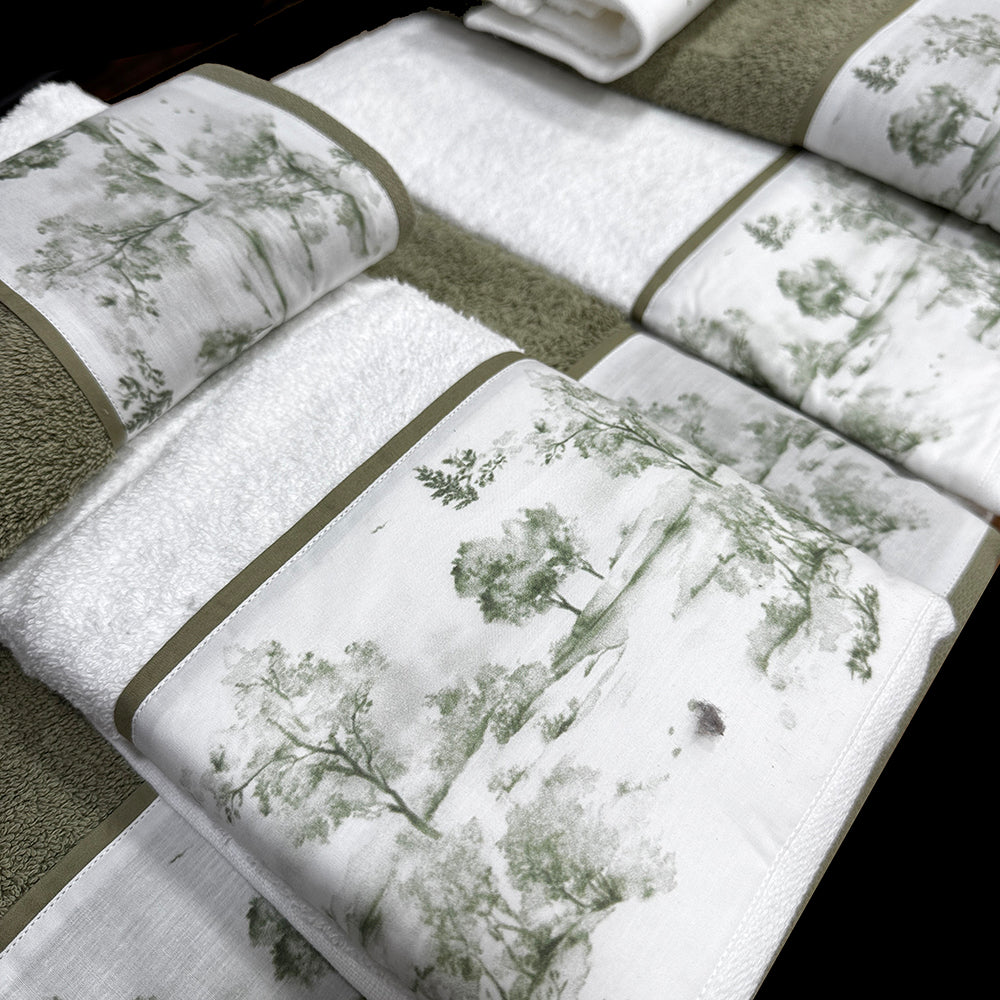 Juego de toallas doble, diseño Toile Jouy bosque combinando colores verde y blanco.