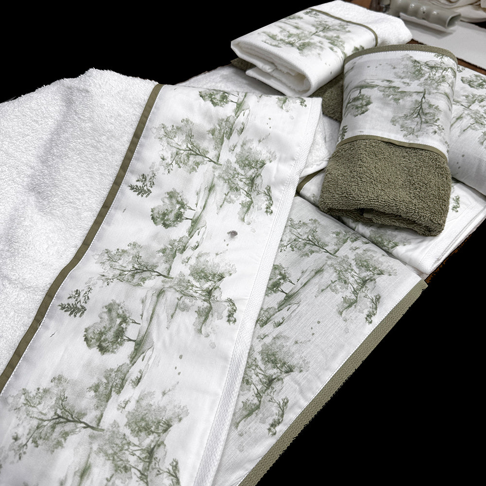 Juego de toallas doble, diseño Toile Jouy bosque combinando colores verde y blanco.
