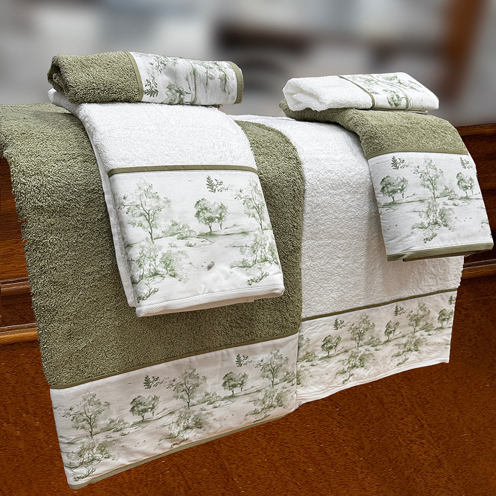 Juego de toallas doble, diseño Toile Jouy bosque combinando colores verde y blanco.
