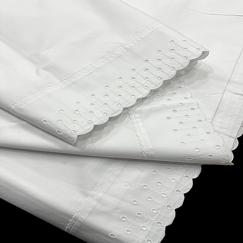 Sábanas blancas con puntilla bordada lágrimas