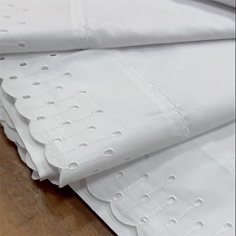 Sábanas blancas con puntilla bordada lágrimas