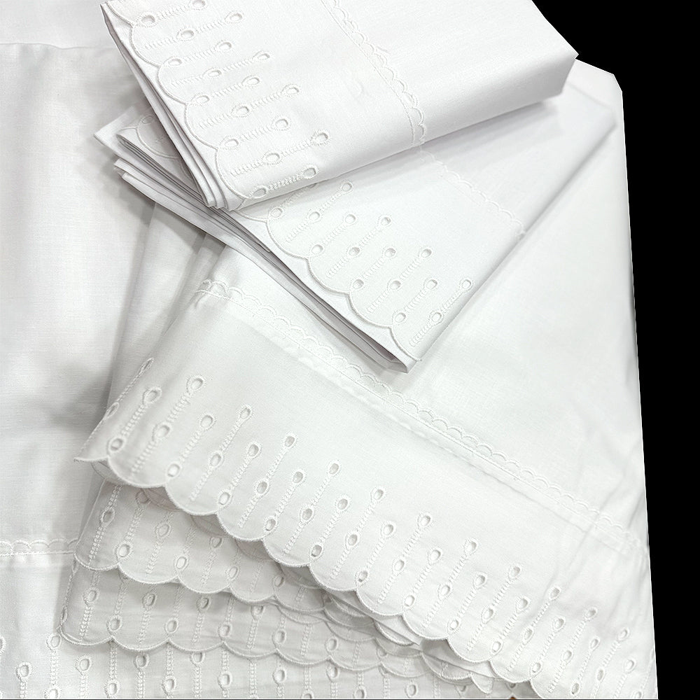 Sábanas blancas con puntilla bordada lágrimas